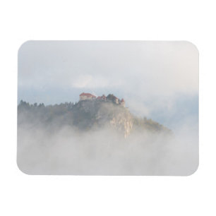 Ausgeblutetes Schloss umgeben durch Wolken Magnet