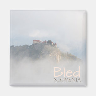 Ausgeblutetes Schloss umgeben durch Wolken Magnet
