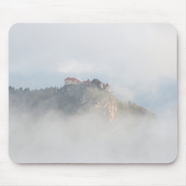 Ausgeblutetes Schloss umgeben durch Wolken Mousepad (Vorne)