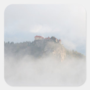 Ausgeblutetes Schloss umgeben durch Wolken Quadratischer Aufkleber