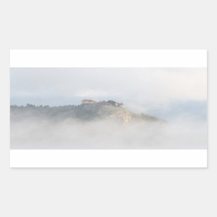 Ausgeblutetes Schloss umgeben durch Wolken Rechteckiger Aufkleber