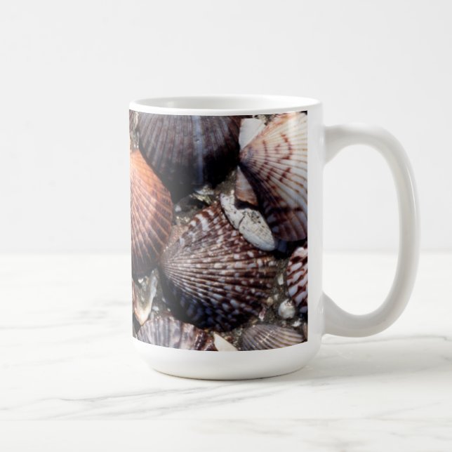 Ausgebogte bunte Seashells auf einem schwarzen Kaffeetasse (Rechts)