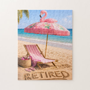 Ausgedientes Flamingo-Strandstuhl- und Sonnenschir
