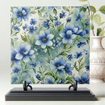 Ausgeklügelte Vintage Serene Blue Blumen Fliese<br><div class="desc">Die vorzügliche Keramik mit einem atemberaubenden Blumendesign, das eine Touch von Eleganz und Ruhe in jedem Raum bringt. Diese Kachel zeigt eine wunderschöne Blumenreihe in verschiedenen Farbtönen, vom tiefen Indigo bis zum weichen Himmelblau, Set gegen einen sanften Farbverlauf von grün und weiß. Die aufwändige Detaillierung der Blütenblätter und Blätter schafft...</div>