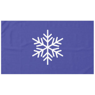 Ausgeklügeltes White Nordic Snowflake auf Deep Blu Tischdecke
