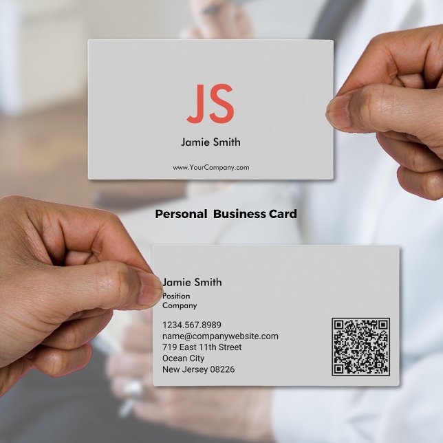 Ausgereifte Rote Initialen QR-Code Black & Gray Visitenkarte (Sophisticated Red Initials QR-code Black & Gray Business Card)