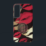 Ausgereifte Rote Lippen Monogramm Samsung Galaxy Hülle<br><div class="desc">Diese schöne und glamouröse Handy-Fall zeigt ein Hintergrundmuster von roten und goldenen Lippenaufnahmen auf dramatischen schwarzen. Ihr Monogramm befindet sich im unteren Zentrum in hellgoldenem Gold, platziert auf einem halbtransparenten Kreisbanner, der auch in dünnem Gold ausgekleidet ist.</div>