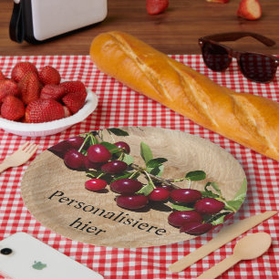 Ausschnitt frische kirschen auf einem holzbrett pappteller