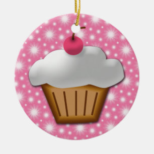Ausschnitt-kleiner Kuchen mit rosa Kirsche auf die Keramik Ornament
