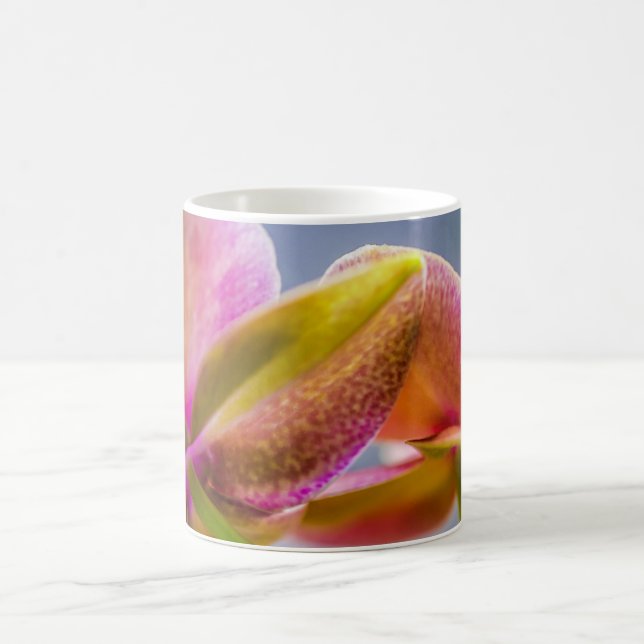 Ausschreibende Blume v4 Kaffeetasse (Mittel)