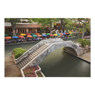 Außen-Café entlang des River Walk und Brücke über Fotodruck