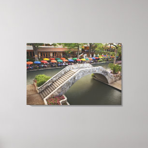 Außen-Café entlang des River Walk und Brücke über Leinwanddruck
