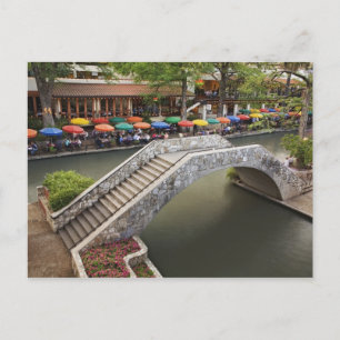 Außen-Café entlang des River Walk und Brücke über  Postkarte