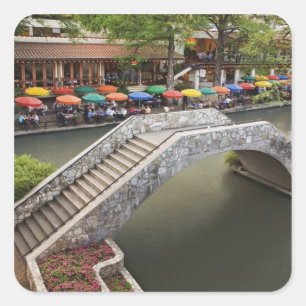 Außen-Café entlang des River Walk und Brücke über  Quadratischer Aufkleber