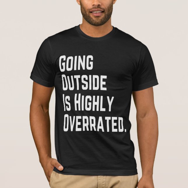 AUSSEN ZU GEHEN IST HOCH ÜBERRASCHT T-Shirt (Vorderseite)