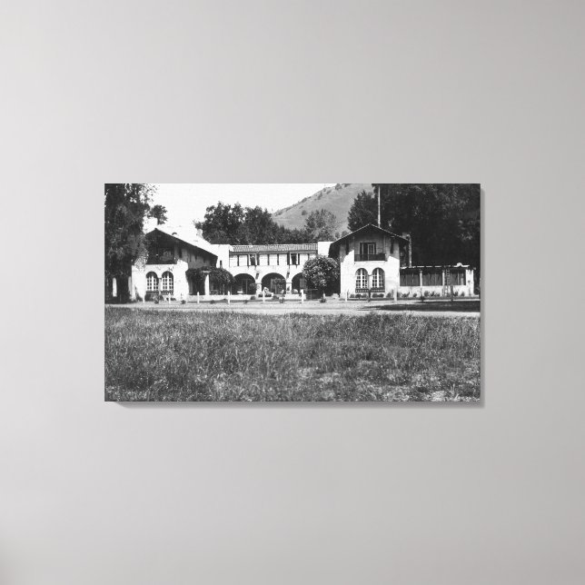 Außenansicht der Clear Lake Lodge Leinwanddruck (Vorderseite)