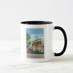 Außenansicht der kleiner Kirche um Tasse