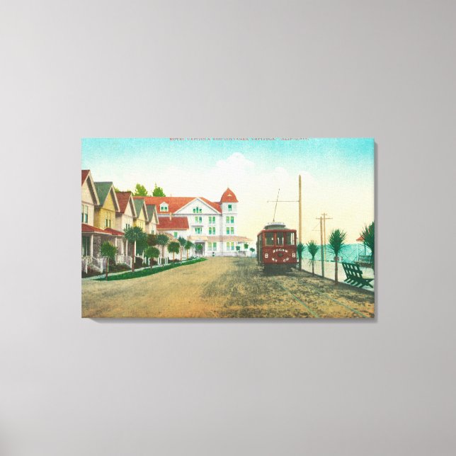 Außenansicht des Hotels Capitola und Hütten Leinwanddruck (Vorderseite)