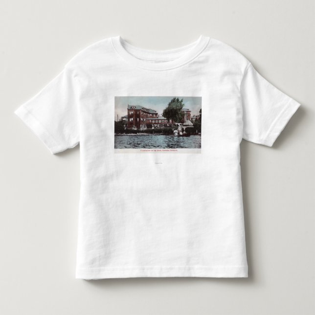 Außenansicht eines Sanitarium auf Bucht-Ufer Kleinkind T-shirt (Vorderseite)