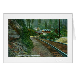 Außenansicht Shasta Retreat von Bahngleisen