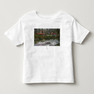 Außenansicht von Shasta RetreatMt. Shasta, CA Kleinkind T-shirt