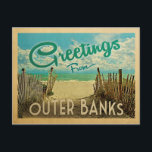 Außenbanks Postcard Beach Vintage Reise Postkarte<br><div class="desc">Diese Gruß von Außenbanks Vintage Postkartengestaltung verfügt über einen Sandstrand mit einem schönen türkisfarbenen Ozean Wasser und über dem Meer,  einen blauen Himmel mit billigen weißen Wolken. Im Vintage Reisen Stil.</div>