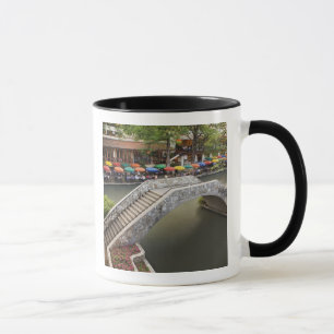 Außenbar entlang des River Walk und Brücke über 2 Tasse