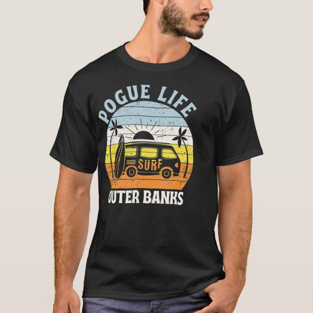 Äußere Banken Pogue Life Outer Banks Surfboard Van T-Shirt (Vorderseite)