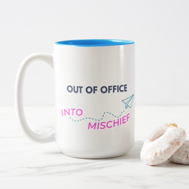Außerhalb des Amtes. Into Mischief Zweifarbige Tasse (Mit Donut)
