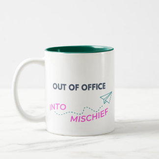 Außerhalb des Amtes. Into Mischief Zweifarbige Tasse