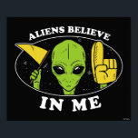 Außerirdischen glauben an mich poster<br><div class="desc">Die von bCreative entworfene Alien "Außerirdischen glauben an mich" zeigt eine grüne Alien, die mit seiner Fahne und dem Schaumfinger für Sie jubelt! Das ist ein tolles Geschenk für Familie, Freunde oder eine Leckerei für sich! Diese lustige Grafik ist eine großartige Ergänzung zu jedem Stil: bCreative ist ein führender Schöpfer...</div>