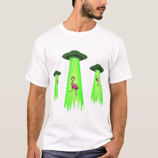 Außerirdischen stehlen rosa Flamingos in der Nacht T-Shirt