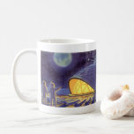 Außerirdischen zur Vintagen Science Fiction auf de Kaffeetasse<br><div class="desc">Vintage Illustration futuristische Science Fiction Außerirdischen und Roboter im Weltraumbild. Ein klassisches Comic-Buch-Design mit freundlichen Alien-Astronauten auf einem fremden Planeten oder Mond auf einer Raumstation,  die auf der Erde herauf und winkt. Sterne funkeln am Nachthimmel.</div>