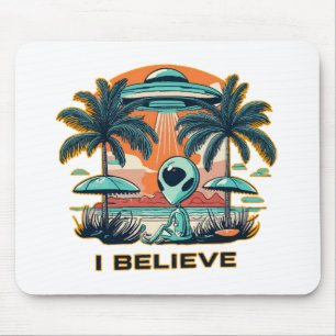 Außerirdischer mit UFO ICH GLAUBE Mousepad
