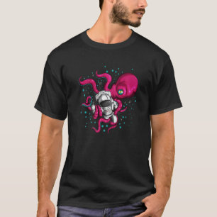 Außerirdischer Oktopus hält Astronaut Cosmonaut We T-Shirt