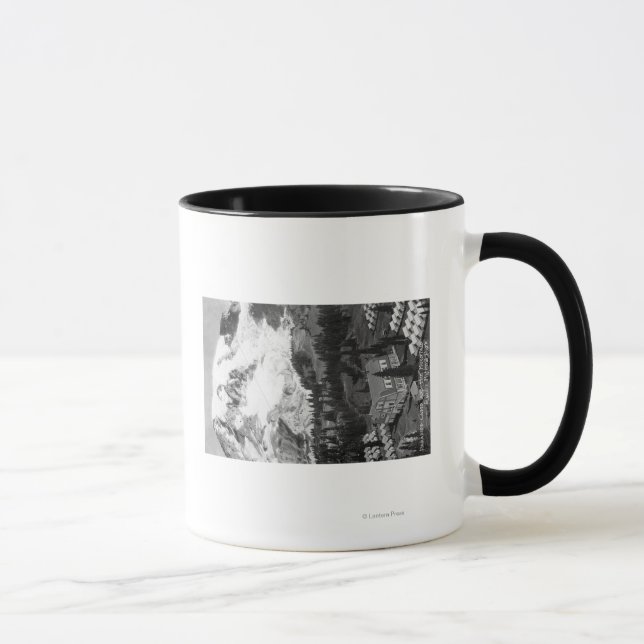 Aussicht auf das Paradies Camp und den Berg Rainie Tasse (Rechts)