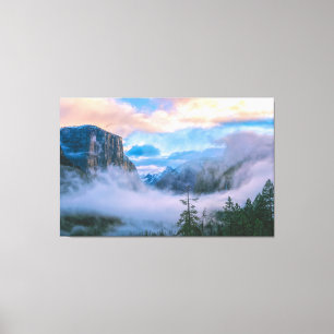 Aussicht auf den Yosemite-Tunnel im Nebel bei Sonn Leinwanddruck