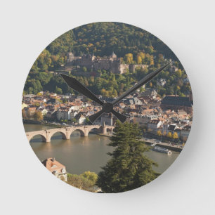 Aussicht auf die Alte Brucke oder die Alte Brücke Runde Wanduhr