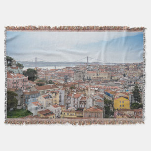 Aussicht auf die Altstadt von Lissabon und die Brü Decke