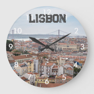 Aussicht auf die Altstadt von Lissabon und die Brü Große Wanduhr