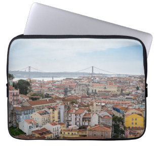 Aussicht auf die Altstadt von Lissabon und die Brü Laptopschutzhülle