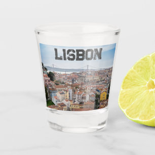 Aussicht auf die Altstadt von Lissabon und die Brü Schnapsglas