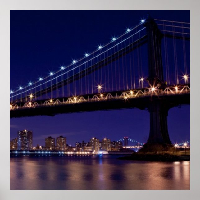 Aussicht auf die Brücke von Manhattan in der Nacht Poster (Vorne)