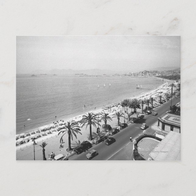Aussicht auf die Ferienanlage direkt am Meer B&W Postkarte (Vorderseite)