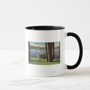Aussicht auf die grasbewachsene Küste und den See Tasse