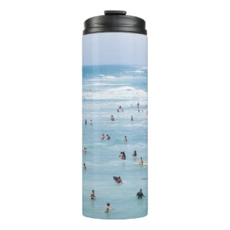 AUSSICHT AUF DIE MENSCHENGRUPPE AM STRAND THERMOSBECHER