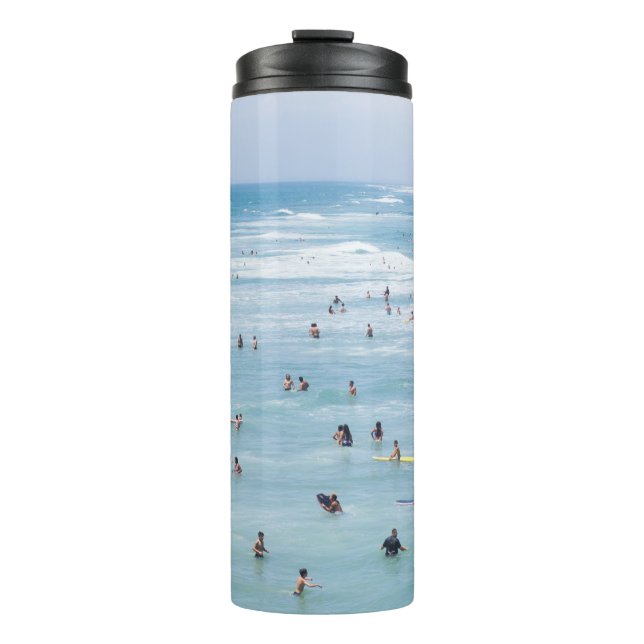 AUSSICHT AUF DIE MENSCHENGRUPPE AM STRAND THERMOSBECHER (Vorderseite)