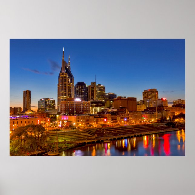 Aussicht auf die Skyline der Stadt bei Dämmerung Poster (Vorne)
