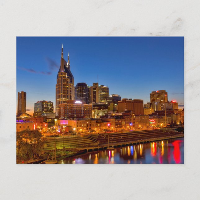 Aussicht auf die Skyline der Stadt bei Dämmerung Postkarte (Vorderseite)