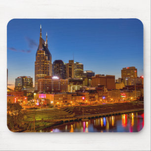 Aussicht auf die Skyline der Stadt bei Nacht Mousepad